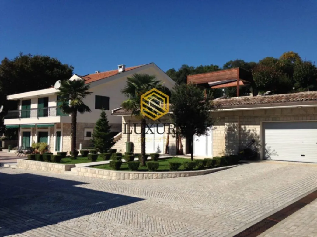 Rent, house, 380m², Mareza, Podgorica