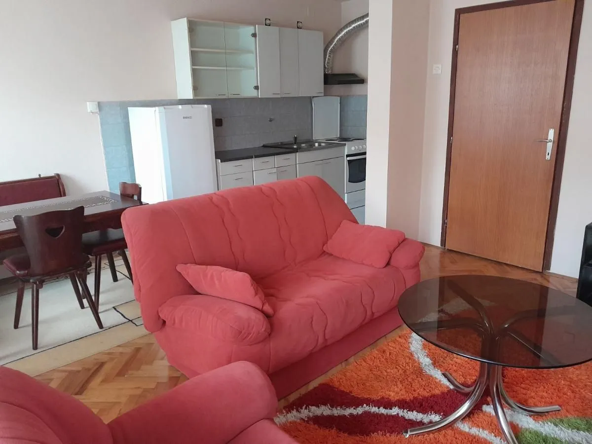 Izdavanje, jednosoban stan, 50m², Tavrića obori, Jagodina