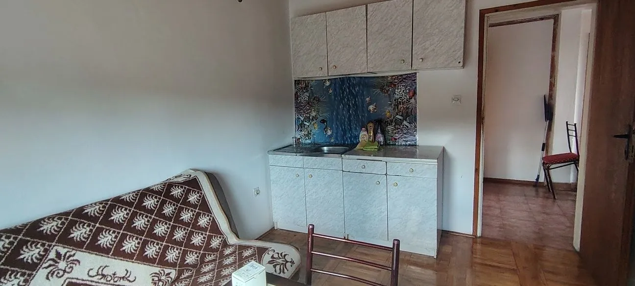 Small kitchen connected to the living room.