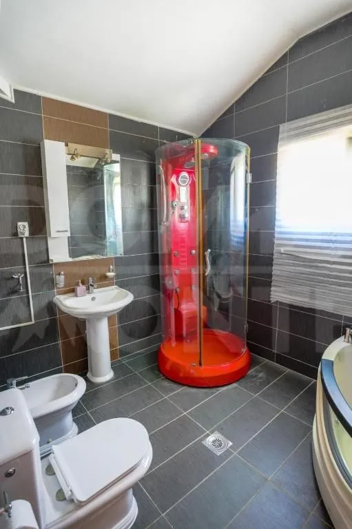 Modernly equipped bathroom with a shower cabin and sanitary facilities.
