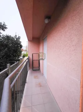 Natkriveni balkonski prostor sa ogradom i izlazom u dvorište. - image 3