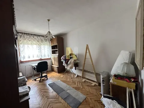 Manja soba sa radnim stolom i krevetom. - image 12
