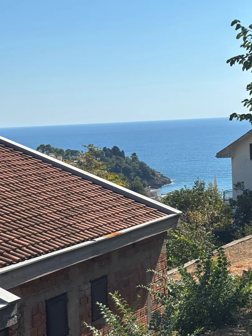 Pogled na more i okolno zelenilo sa terase objekta.