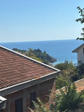 Pogled na more i okolno zelenilo sa terase objekta. - image 2