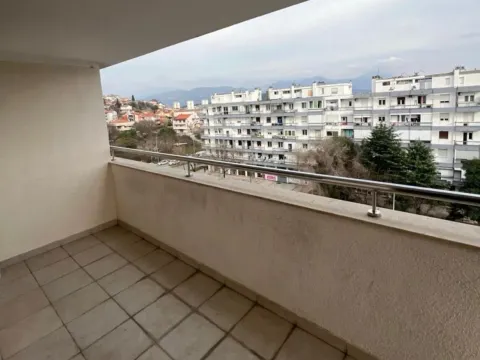 Prodaja, četvorosoban stan, 220m², Preko Morače, Podgorica - image 16