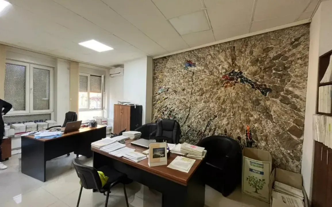 Izdavanje, poslovni prostor, 25m², Centar, Kruševac