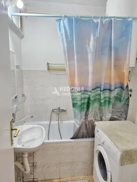 Manje kupatilo sa kadom, umivaonikom i veš mašinom. - image 8