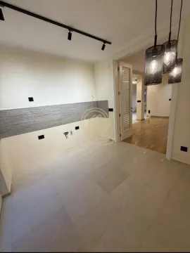 Prazna kuhinja sa pripremljenim instalacijama i pločicama na zidu. - image 8