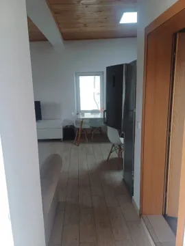 Pogled iz hodnika na svijetli dnevni boravak sa trpezarijom i drvenim plafonom. - image 2
