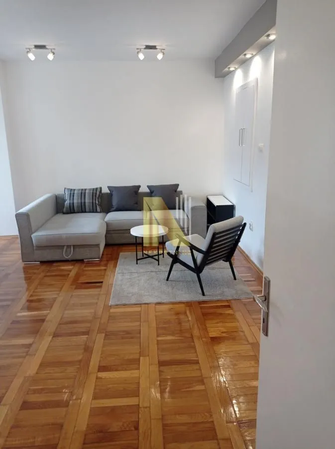 Izdavanje, trosoban stan, 82m², Centar, Novi Sad