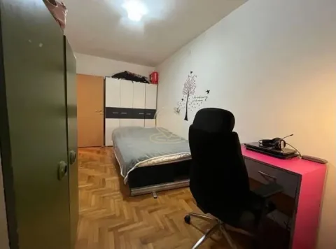 Nameštena spavaća soba sa krevetom, radnim stolom i ormarima. - image 8