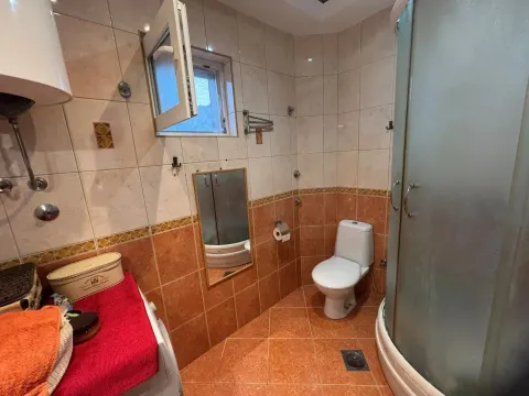 Manje kupatilo sa tuš kabinom, wc šoljom i veš mašinom. - image 12