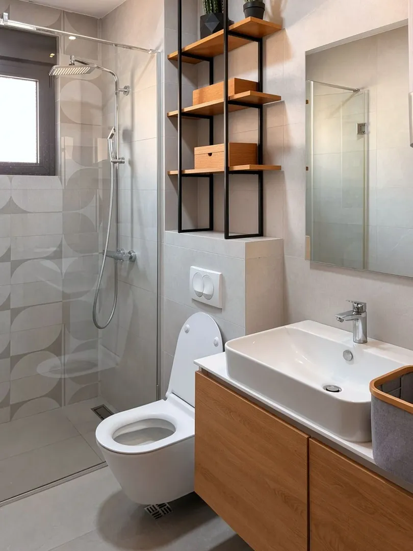 Moderne kupatilo sa tuš kabinom, umivaonikom i ugradnom wc šoljom.