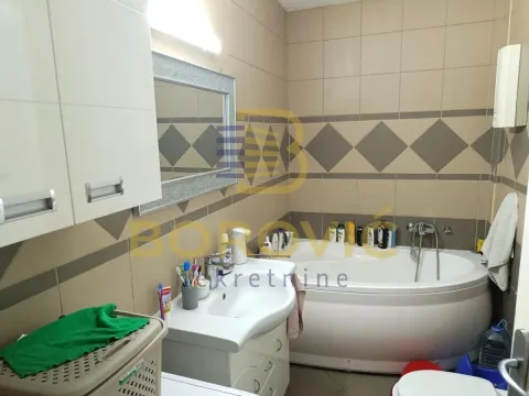 Kupatilo opremljeno umivaonikom, ugaonom kadom i zidnim ormarićem sa ogledalom. - image 11