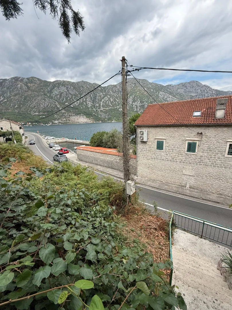 Pogled na zaliv i okolne planine sa terase.