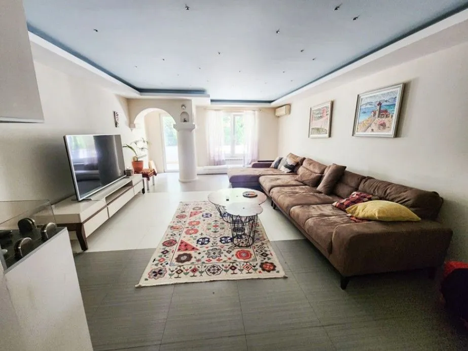 Izdavanje, četvorosoban stan, 220m², Gorica C, Podgorica