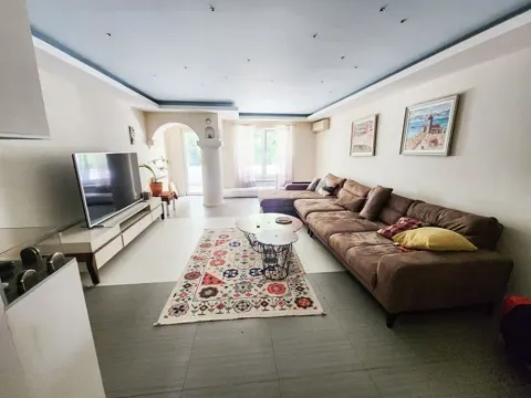 Rent, four bedroom apartment, 220m², Gorica C, Podgorica