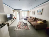 Izdavanje, četvorosoban stan, 220m², Gorica C, Podgorica - image 1