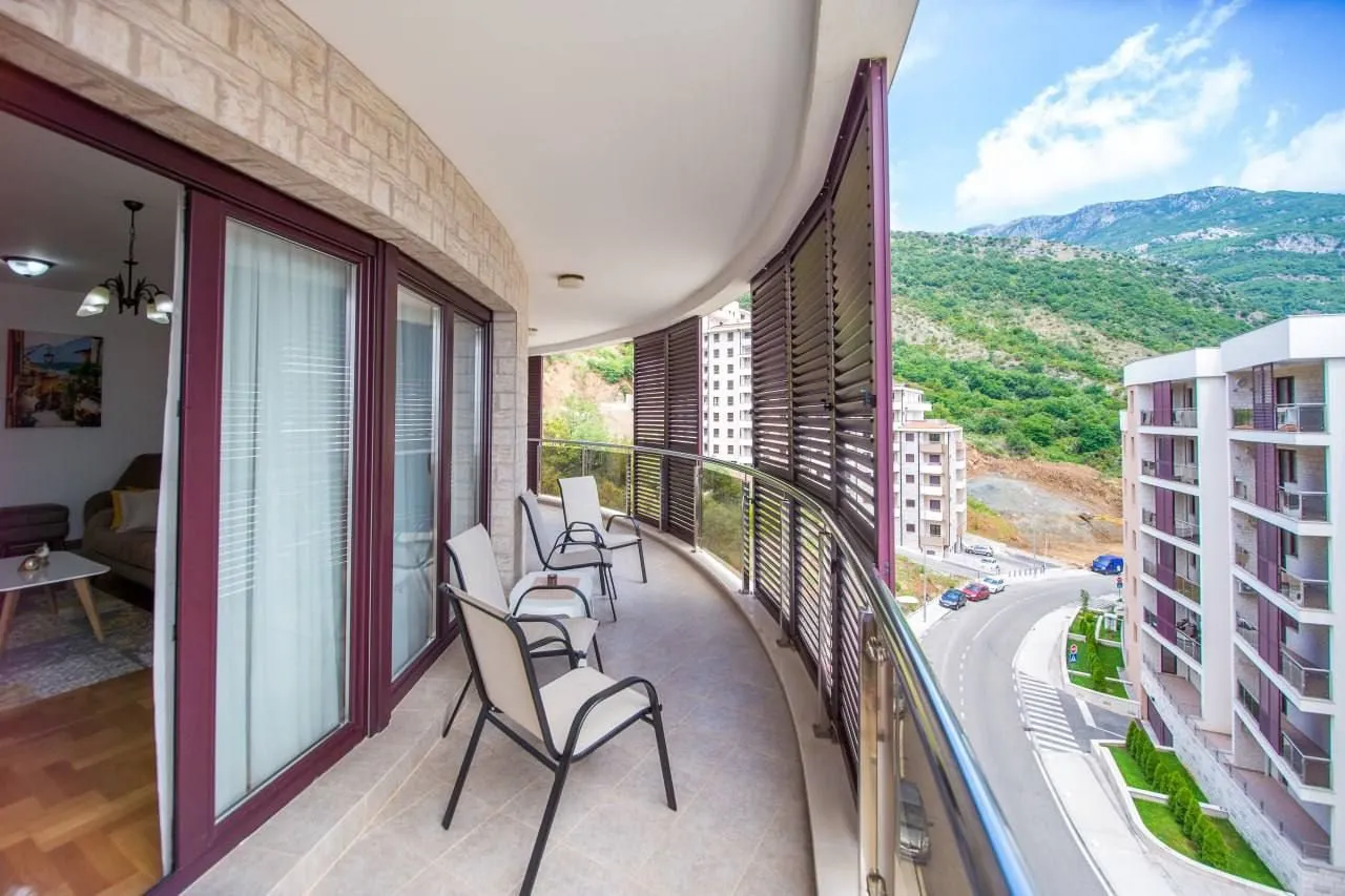 Rent, two bedroom apartment, 88m², Bečići, Budva