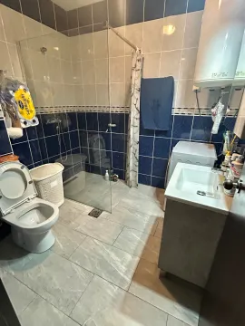 Kupatilo opremljeno tuš kabinom, umivaonikom, wc šoljom i bojlerom. - image 10