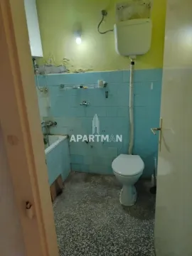 Starije kupatilo sa kadom i toaletom, u izvornom stanju. - image 5