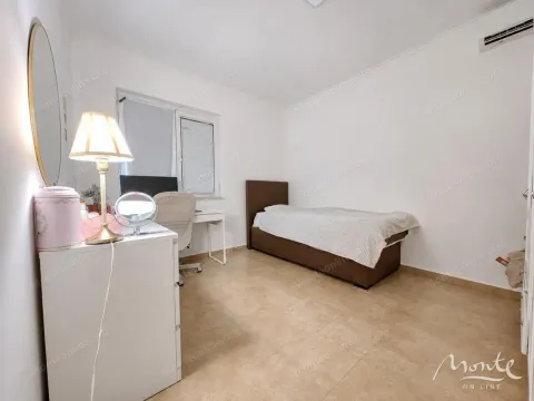 Manja spavaća soba sa krevetom, radnim stolom i ogledalom. - image 9
