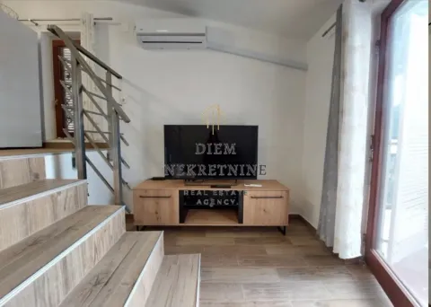 Dnevni boravak sa stepeništem i TV komodom. - image 4