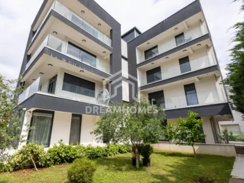 Izdavanje, trosoban stan, 130m², Nova Dalmatinska, Podgorica - image 2