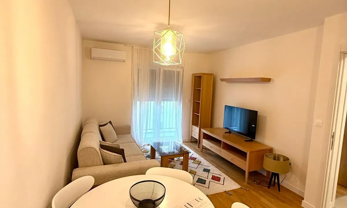 Izdavanje, jednosoban stan, 45m², Pobrežje, Podgorica