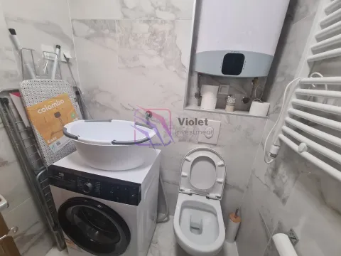 Kupatilo sa wc šoljom, mašinom za veš i bojlerom. - image 10