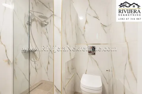 Savremeno opremljeno kupatilo sa tuš kabinom i mermernim pločicama. - image 6