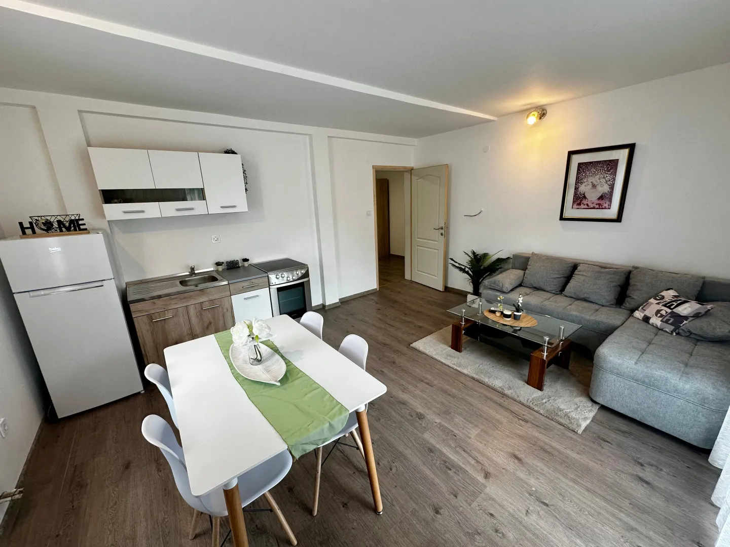 Izdavanje, dvosoban stan, 80m², Centar, Cetinje