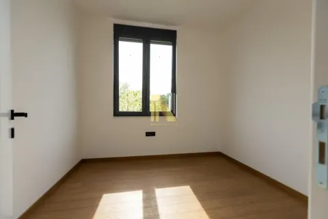 Prazna soba sa parketom i prozorom. - image 9