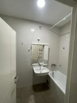 Manje kupatilo opremljeno umivaonikom, ogledalom i kadom. - image 7