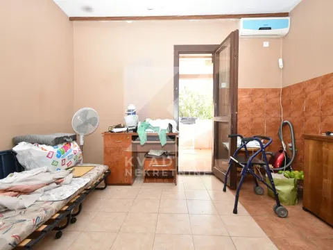 Prodaja, kuća, 200m², Tološi, Podgorica - image 8