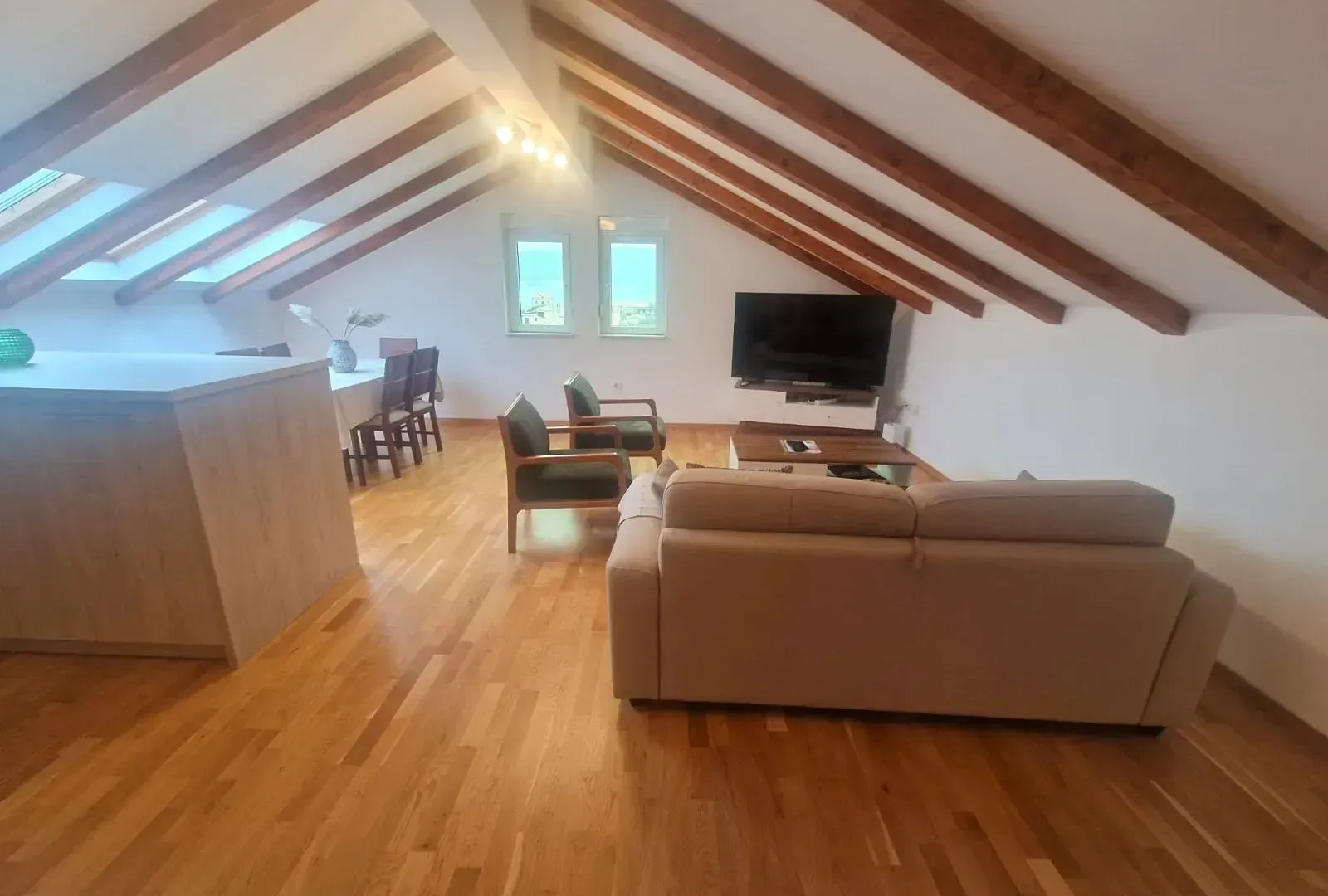 Izdavanje, stan, 111m², Tivat, Crna Gora