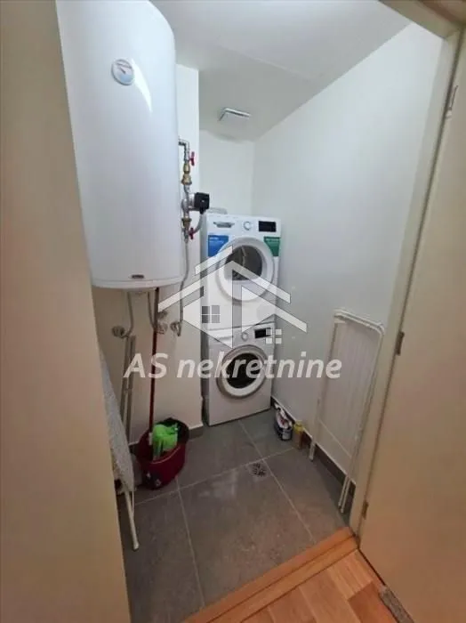 Izdavanje, trosoban stan, 86m², Savski Venac, Beograd