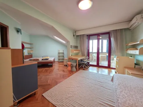 Dječja soba sa krevetima, radnim stolom i izlazom na terasu. - image 25