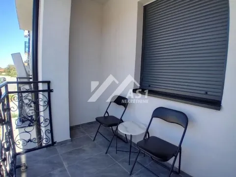 Natkrivena terasa sa crnim metalnim ogradama i baštenskim nameštajem. - image 10