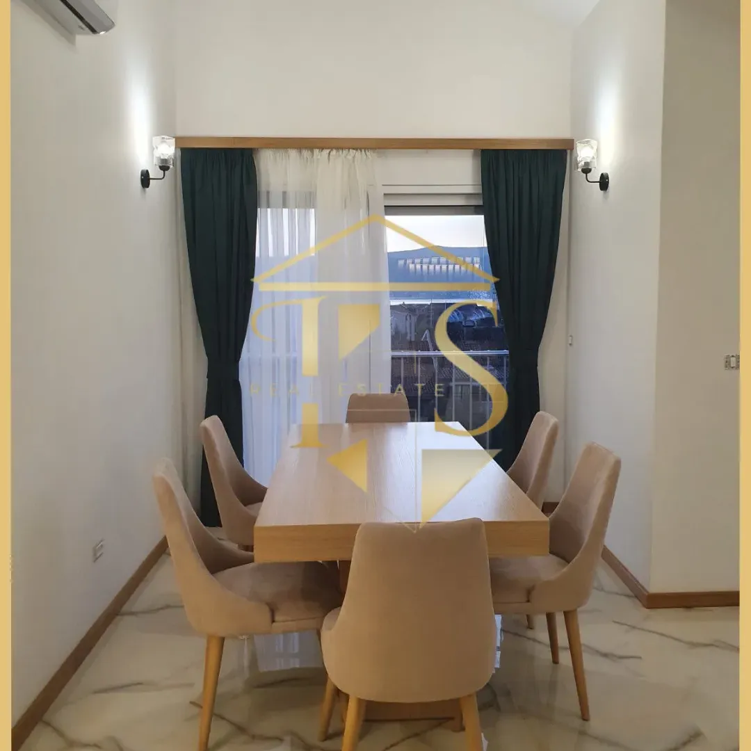 Izdavanje, trosoban stan, 150m², Kalimanj, Tivat