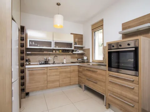 Izdavanje, dvosoban stan, 70m², Opatovo, Tivat - image 6