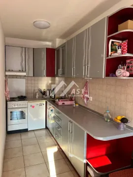 Manja kuhinja sa sivim elementima i šporetom. - image 3
