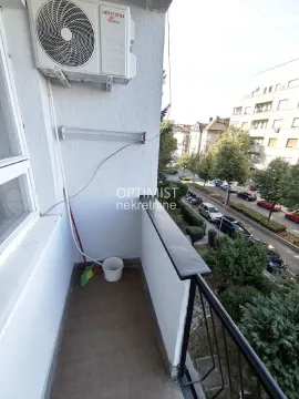 Pogled sa balkona na ulicu i gradsko okruženje. - image 10