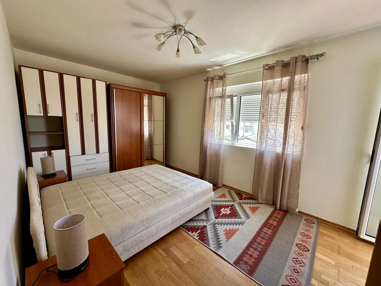 Izdavanje, dvosoban stan, 70m², Lazi, Budva