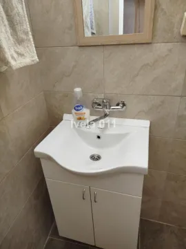 Manje kupatilo sa umivaonikom, ormarićem i ogledalom. - image 13