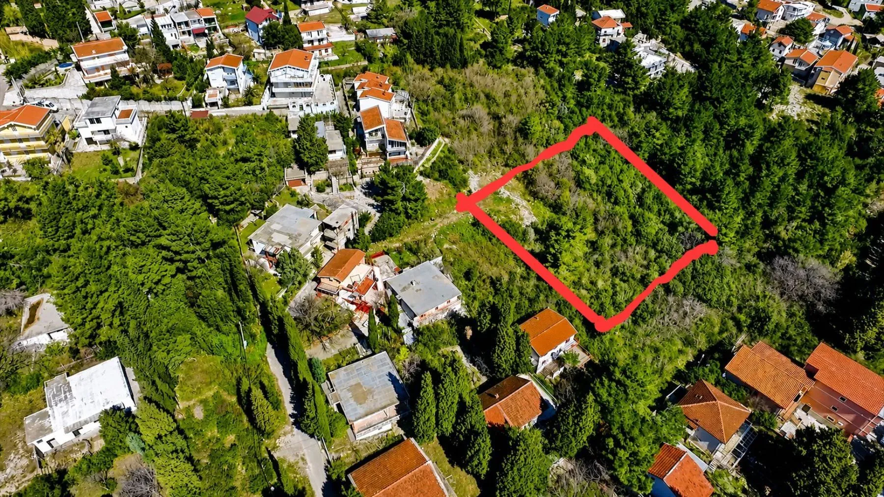 Pogled iz vazduha na građevinsko zemljište sa označenom parcelom.
