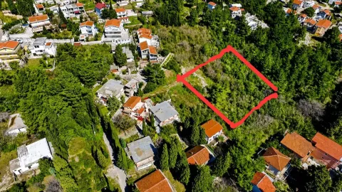 Pogled iz vazduha na građevinsko zemljište sa označenom parcelom. - image 2