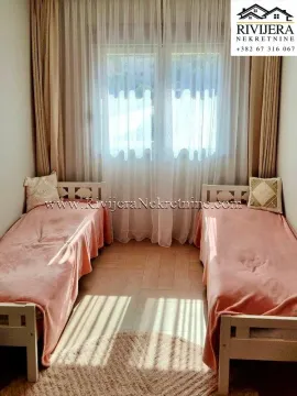 Spavaća soba sa dva odvojena kreveta i prozorom sa svijetlim zavjesama. - image 10