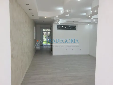 Prazna dnevna soba sa spuštenim plafonom i ugrađenom rasvjetom. - image 9