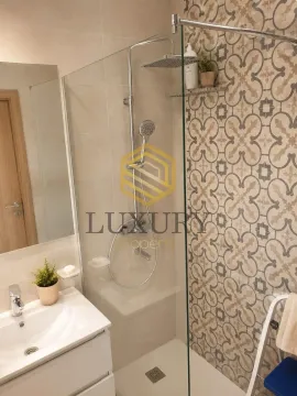 Savremeno opremljeno kupatilo sa tuš kabinom i umivaonikom. - image 8